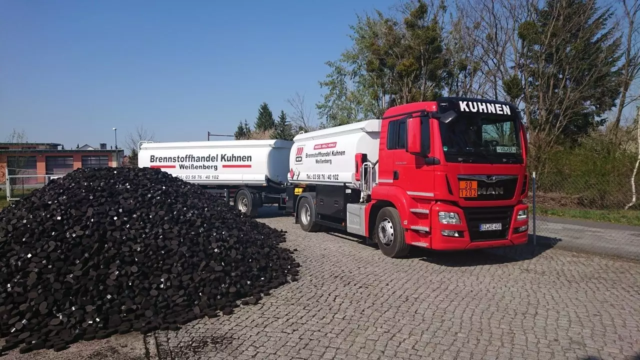 Liefer-LKW der Firma Brennstoffhandel-Kuhnen